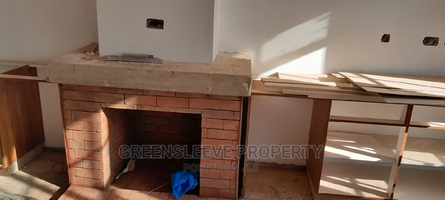6bdrm Townhouse/Terrace in Kisembe, Hardy for sale