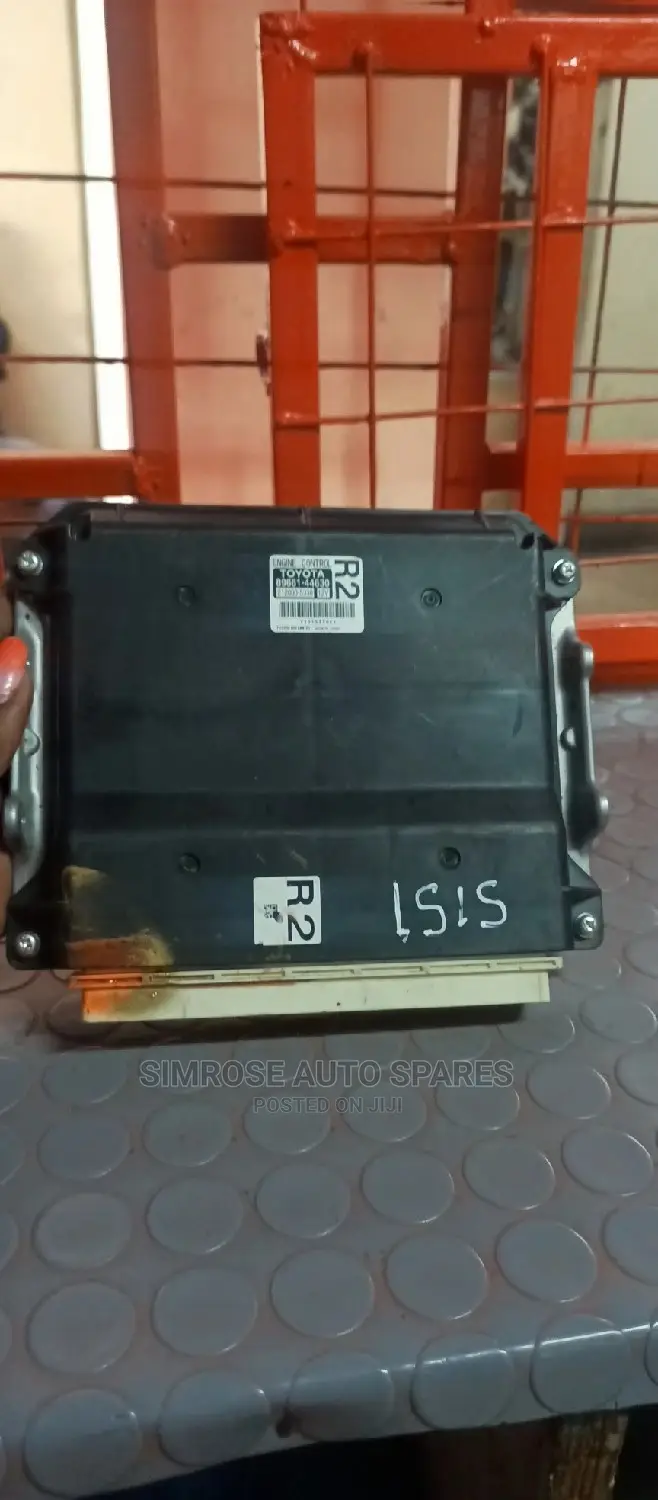 Toyota Isis Control Box R2