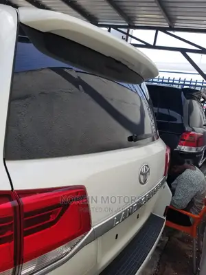 Toyota Land Cruiser 4.6 V8 ZX 2017 White