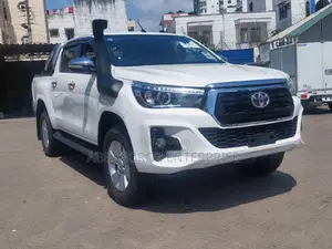 Toyota Hilux WORKMATE 2016 Green