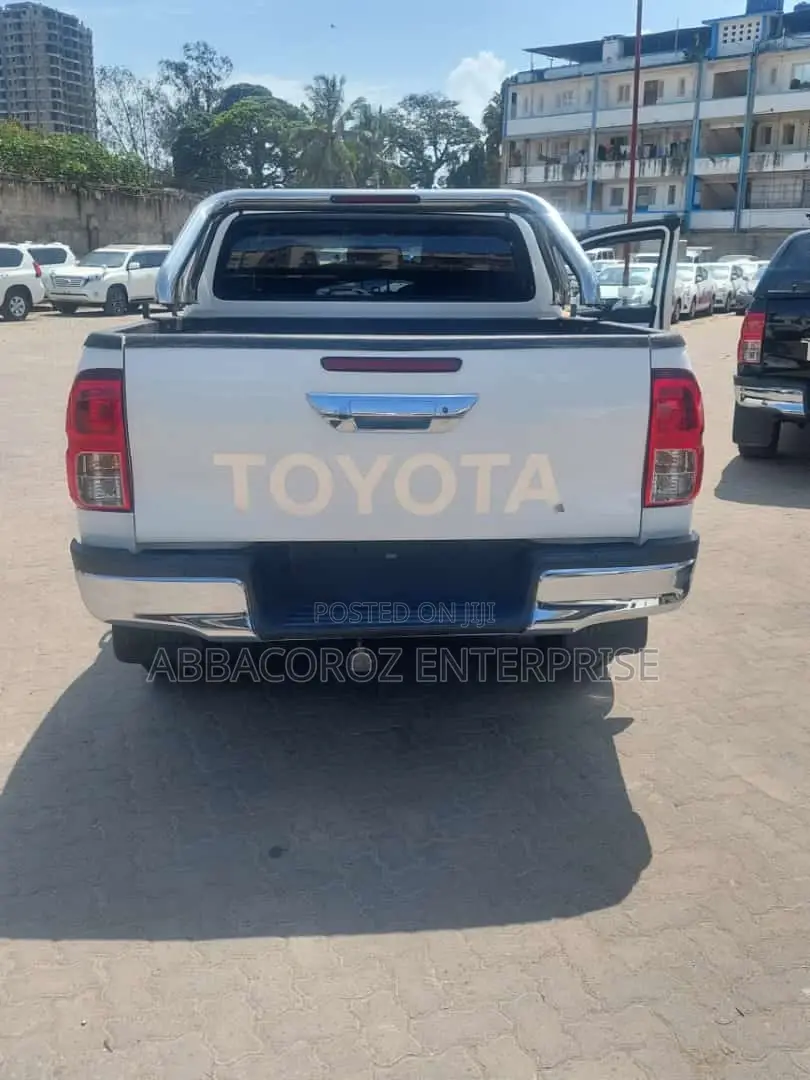 Toyota Hilux WORKMATE 2016 Green