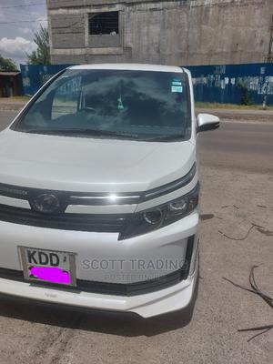 Noah Voxy 2015 Front Windscreen - main view