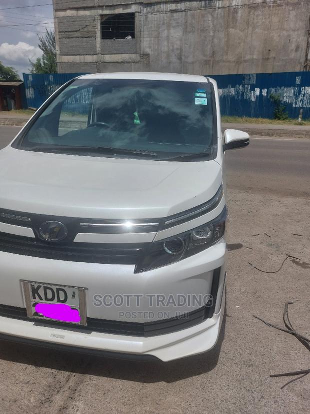 Noah Voxy 2015 Front Windscreen