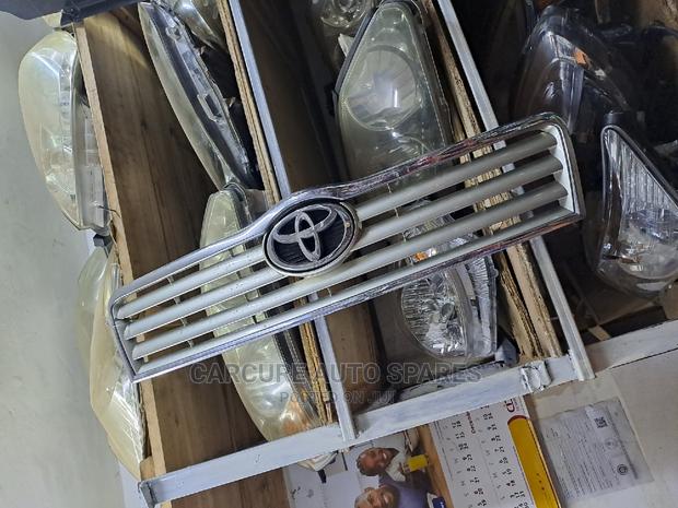 Avensis 2005 Grill
