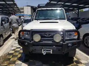 Beige 4.5 V8 DLX 2015 Toyota Land Cruiser - Top-Tier 4x4 SUV