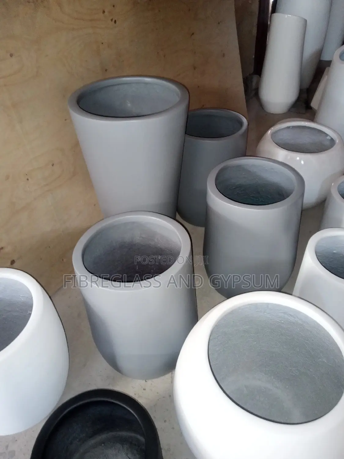 Round 33 Fibreglass Flower Pot