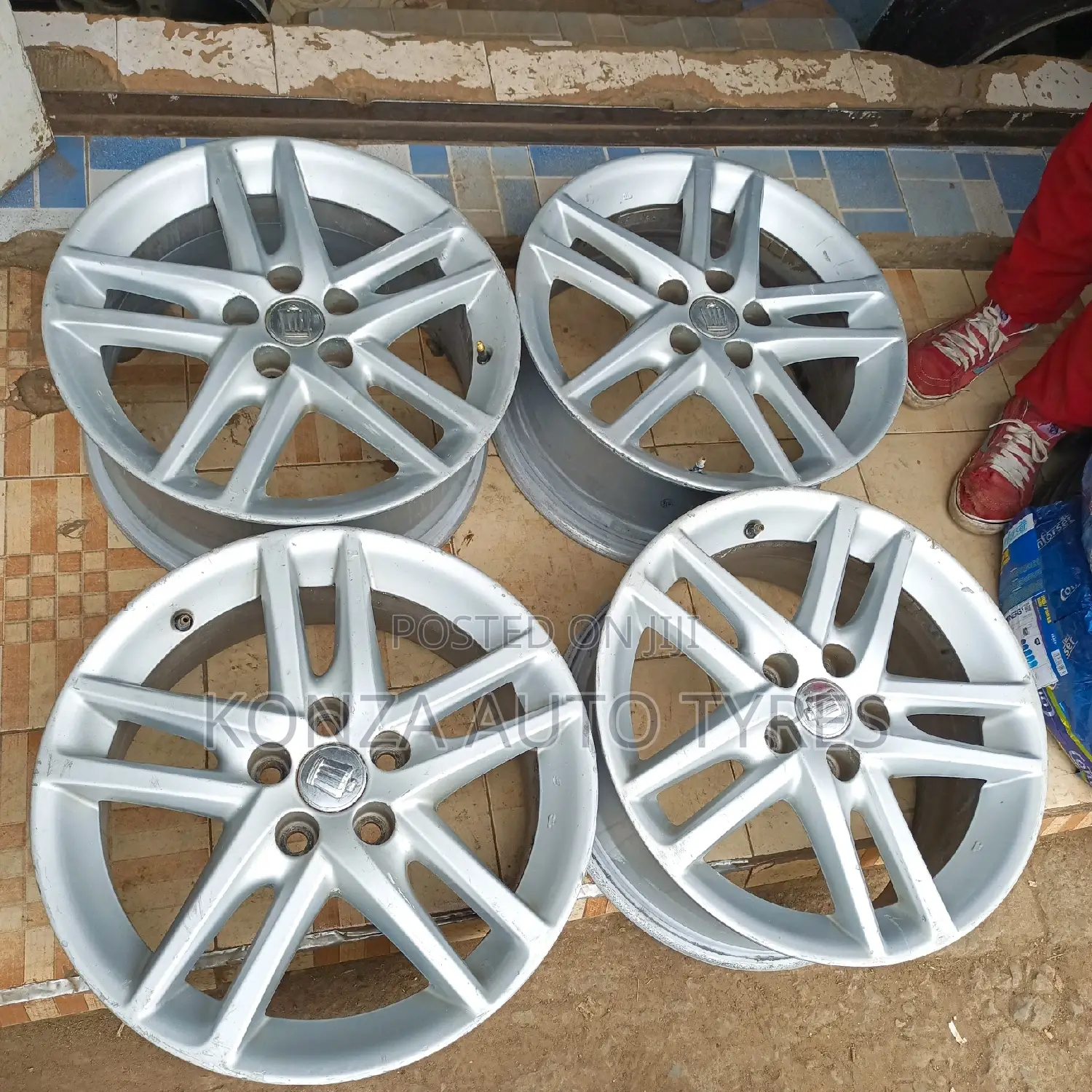 Toyota Crown Size 18