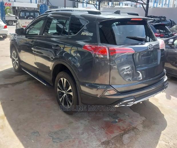 Toyota RAV4 2016 Gray - thumbnail 3