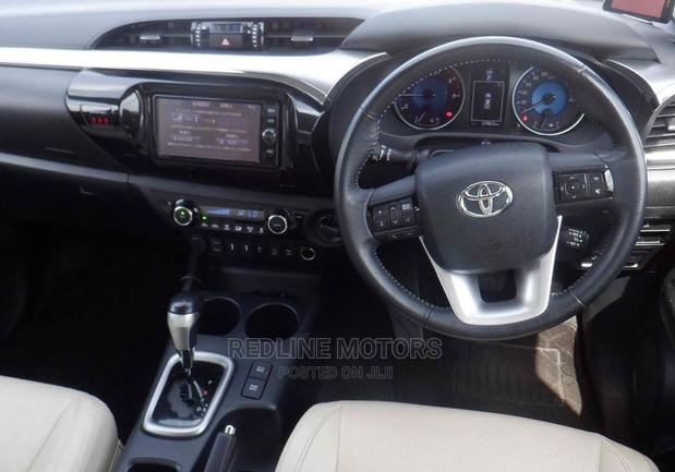 Toyota Hilux 2018 White - thumbnail 2