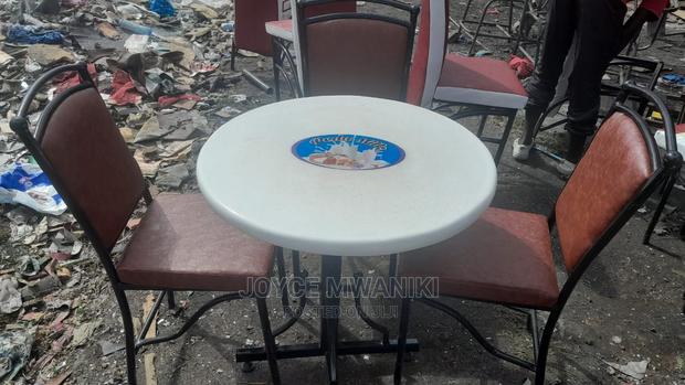 Round Restaurant Table