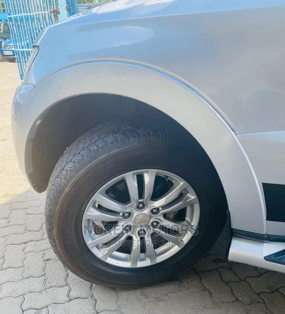Mitsubishi Pajero 2015 Silver