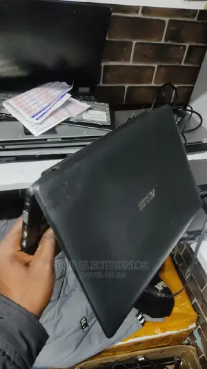 Laptop Asus E406SA 3GB Intel Celeron HDD 320GB