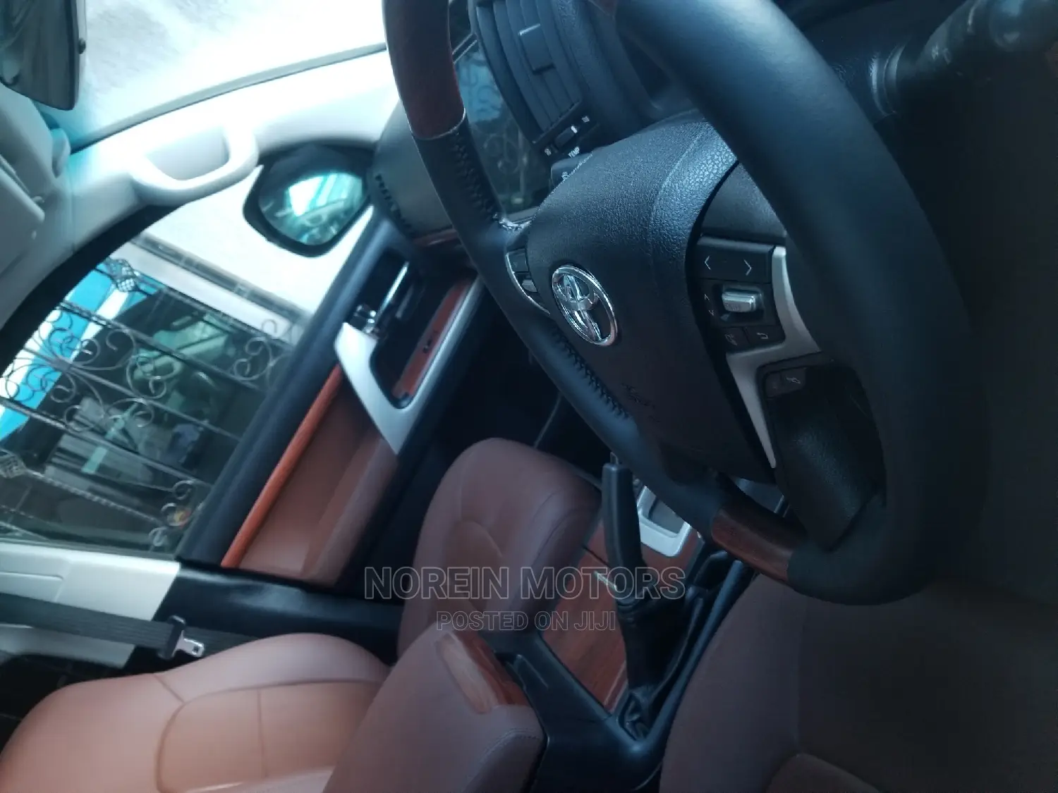 Toyota Land Cruiser 4.6 V8 AX G Selection 2015 Black