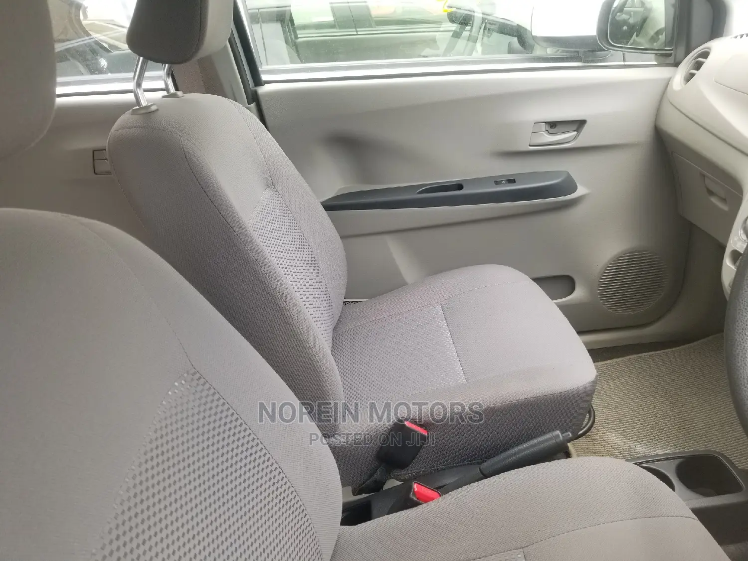 Toyota Pixis Epoch 660 FWD 2015 Silver