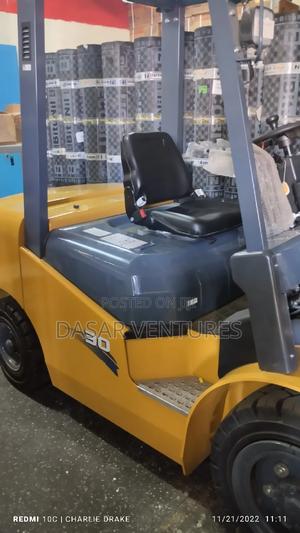 Isuzu Fork Lift 3tonne - thumbnail 2