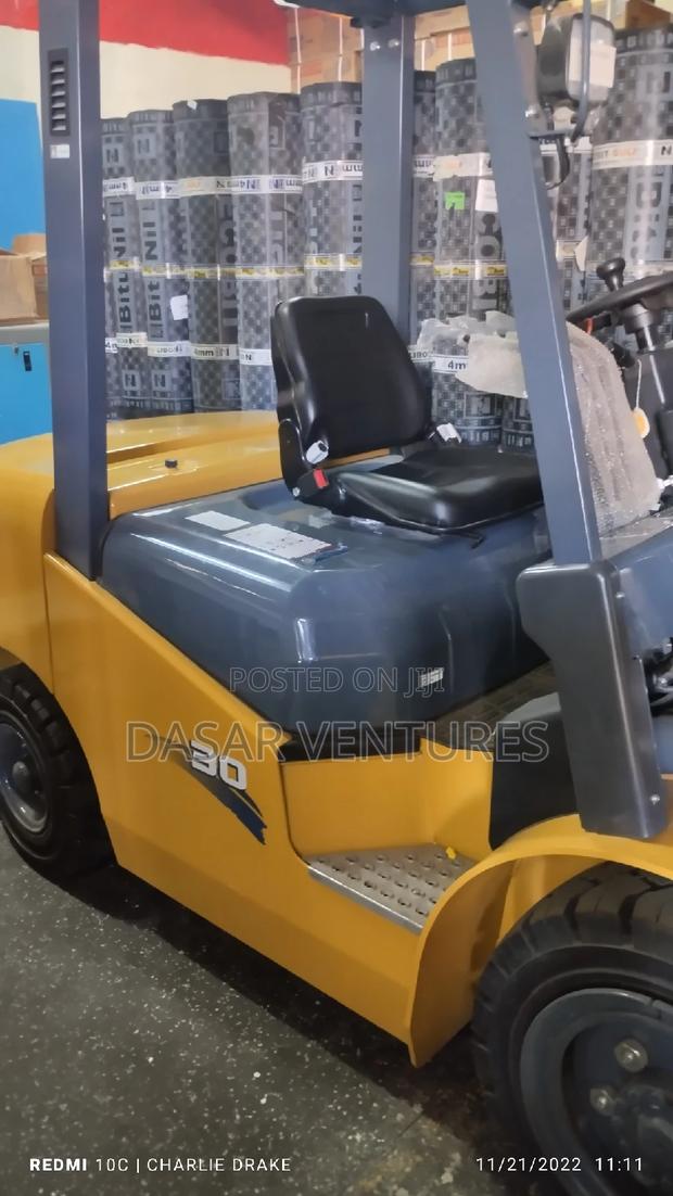 Isuzu Fork Lift 3tonne - main view