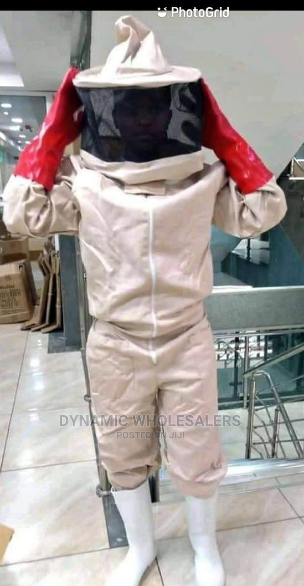 Protective High Quality Bee Suits With Gloves - main view