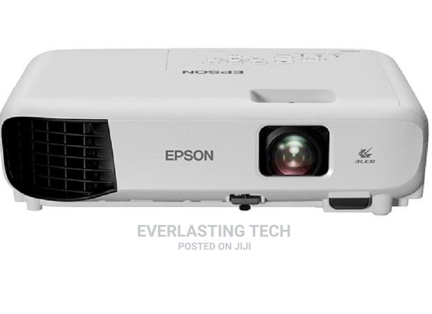 Epson EB-E01 XGA 3LCD 3300 Lumens Projector