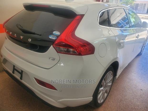 Volvo V40 2015 Off White - thumbnail 10