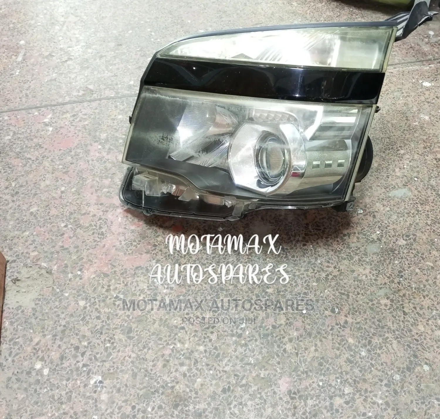 Toyota Voxy ZRR70 2012 Xenon Headlight