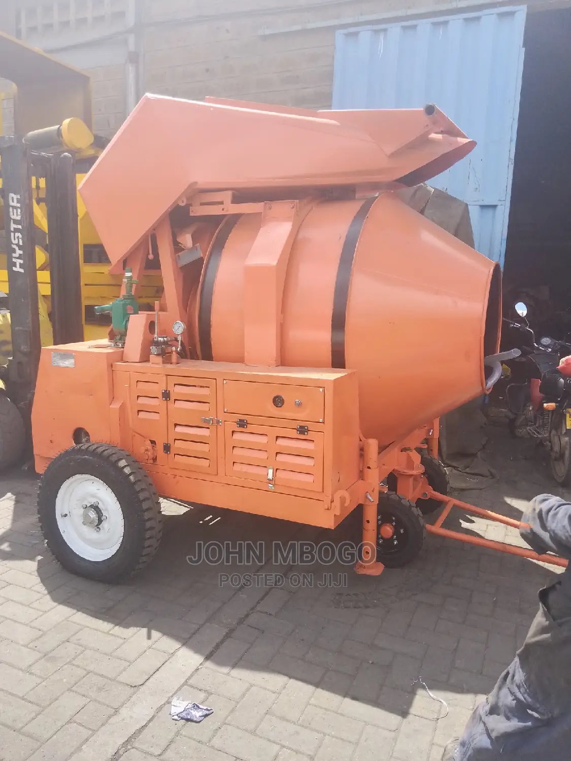 Self Loading Concrete Mixer .