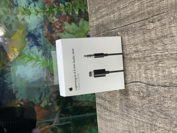 Lighting Audio Jack by Apple - main view