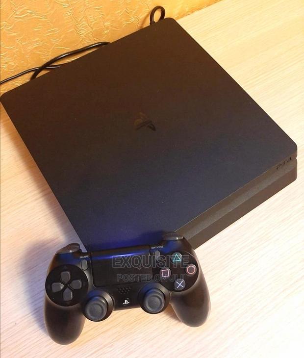 Playstation 4 SLIM (Amazing Condition)