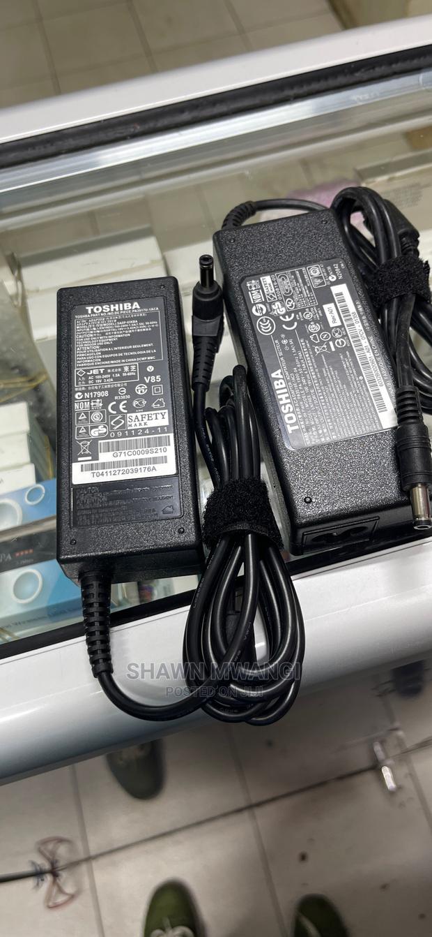 Toshiba Laptops Adapters Both 19v 4.7 and 19v 3.42 - main view