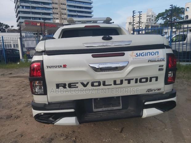 Toyota Hilux 2016 White - thumbnail 2