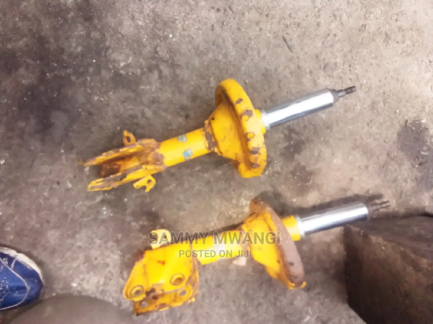 Subaru Legacy Front Shocks in Good Cordition