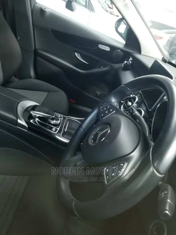 Mercedes-Benz C180 2016 Brown