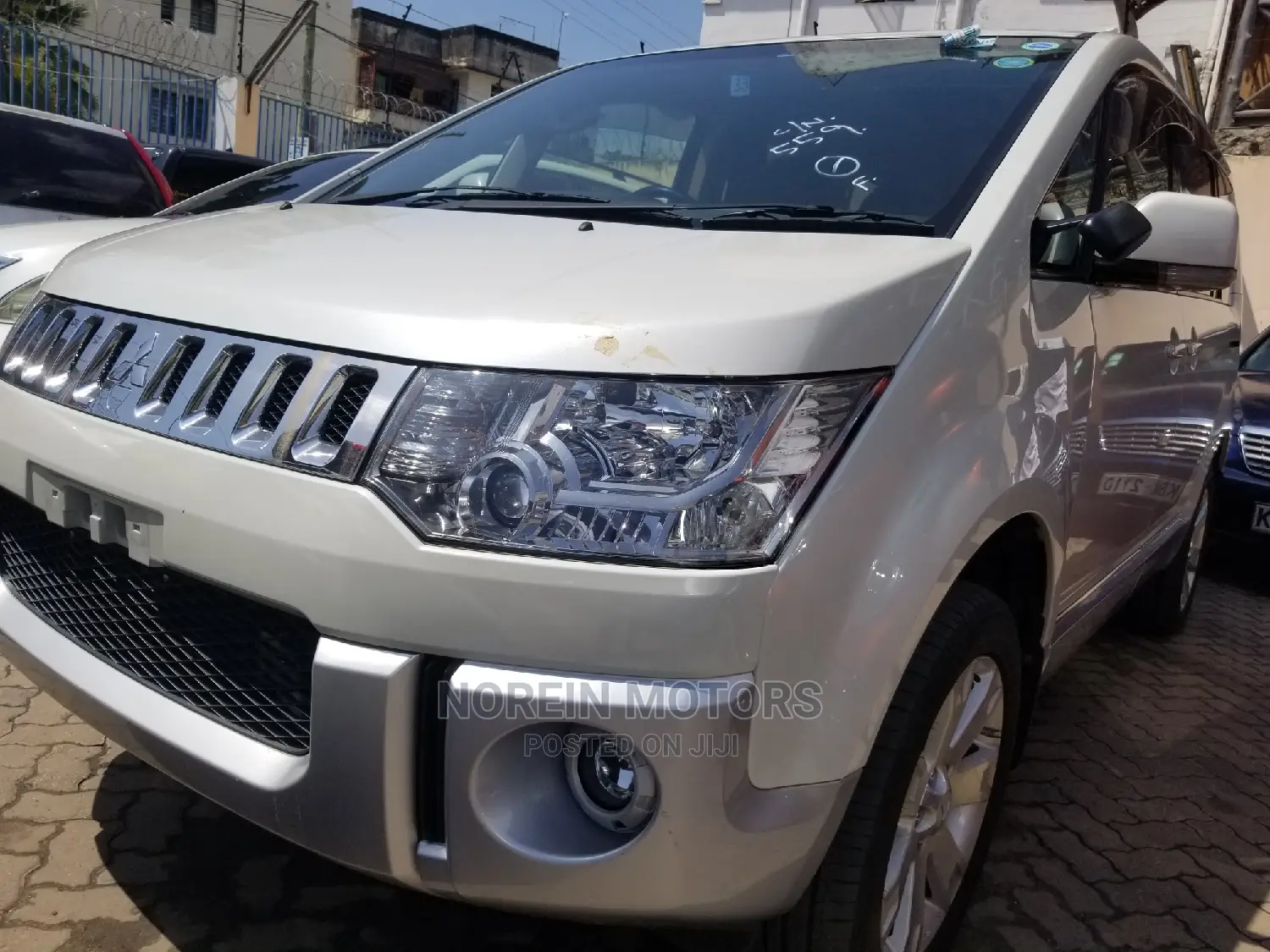 Mitsubishi Delica 2015 White