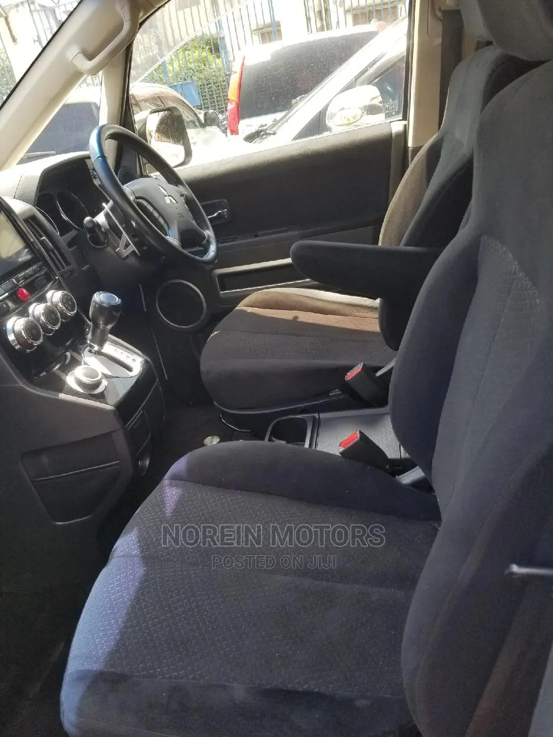 Mitsubishi Delica 2015 White