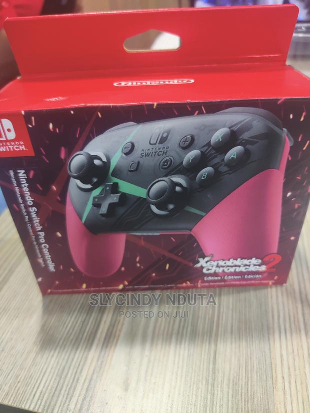 Nintendo Switch Pro Controller (New) - main view