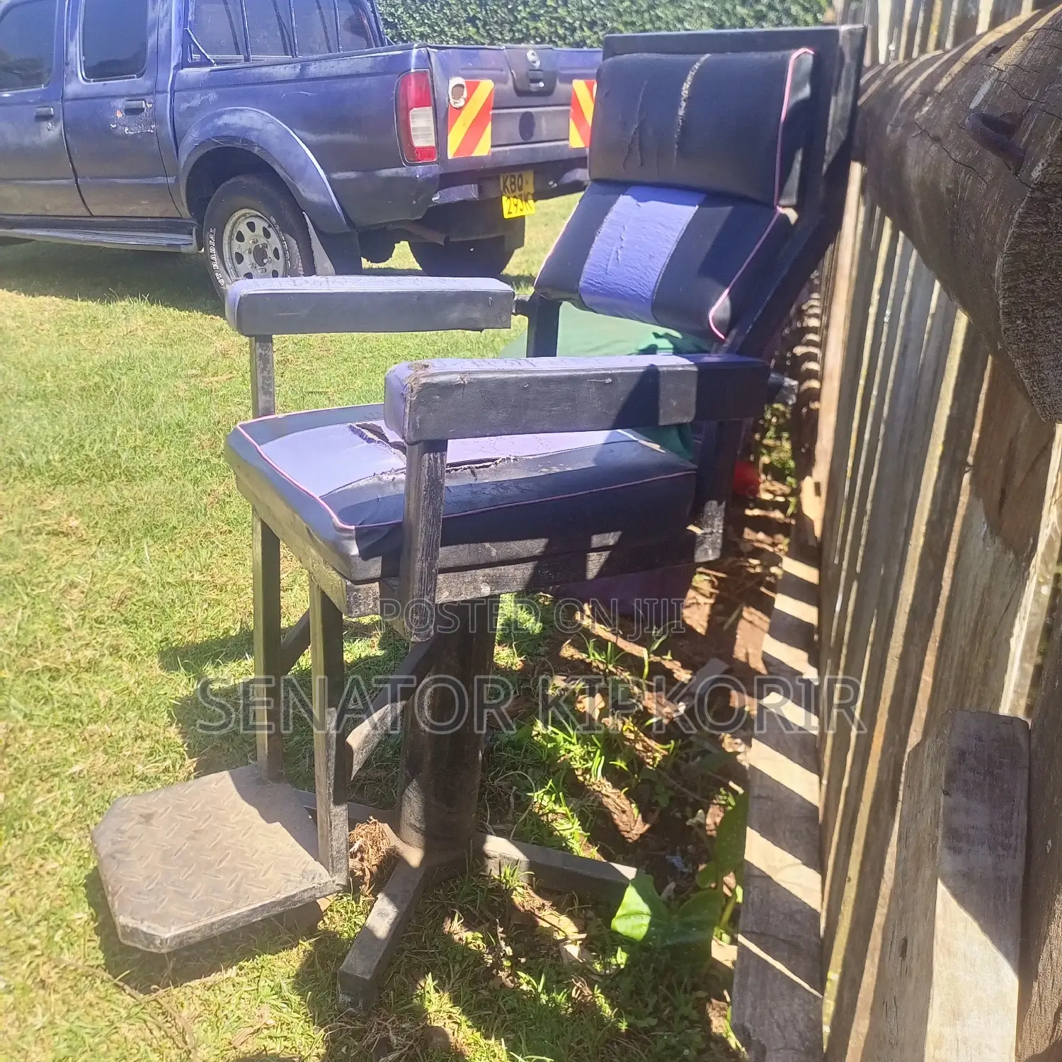 Kinyozi Chair in Perfect Condition