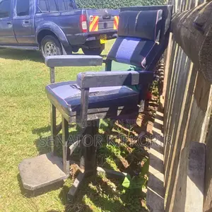 Kinyozi Chair in Perfect Condition