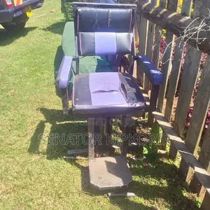 Kinyozi Chair in Perfect Condition