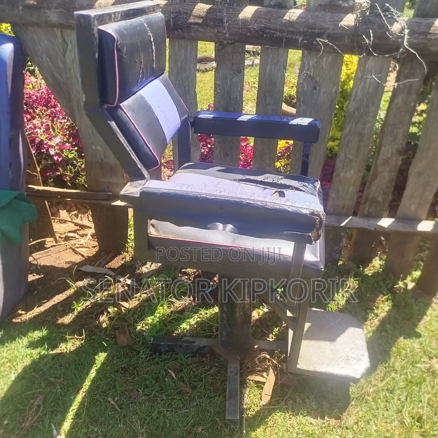 Kinyozi Chair in Perfect Condition