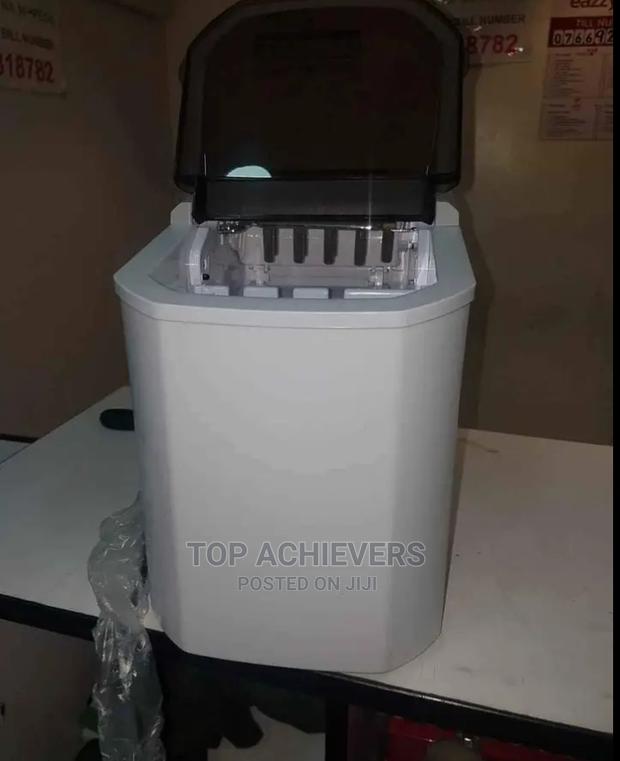 Modern Ice Cube Maker