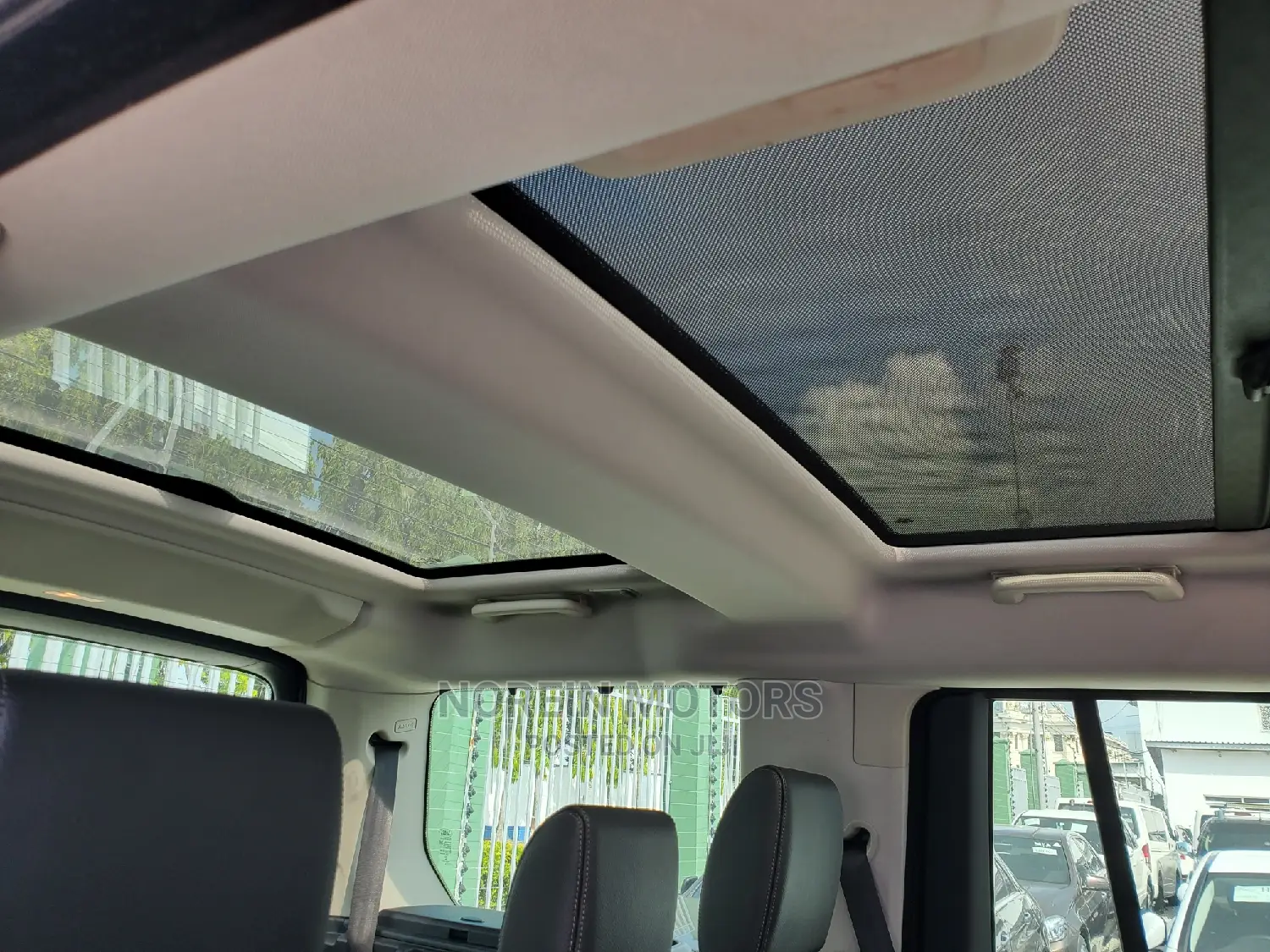 Land Rover Discovery 2015 Off White