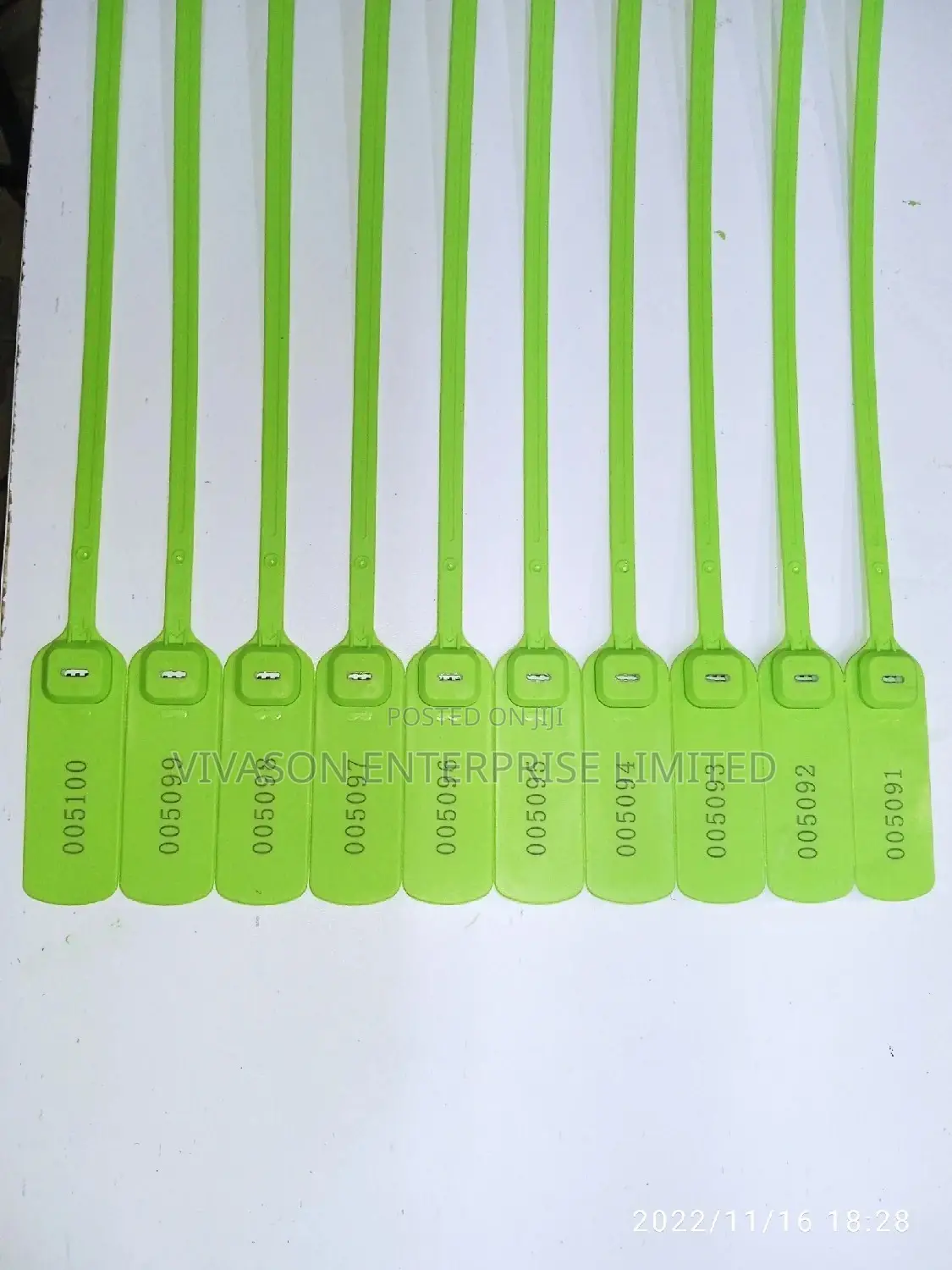 Flat Plastic Seals 40cm.
