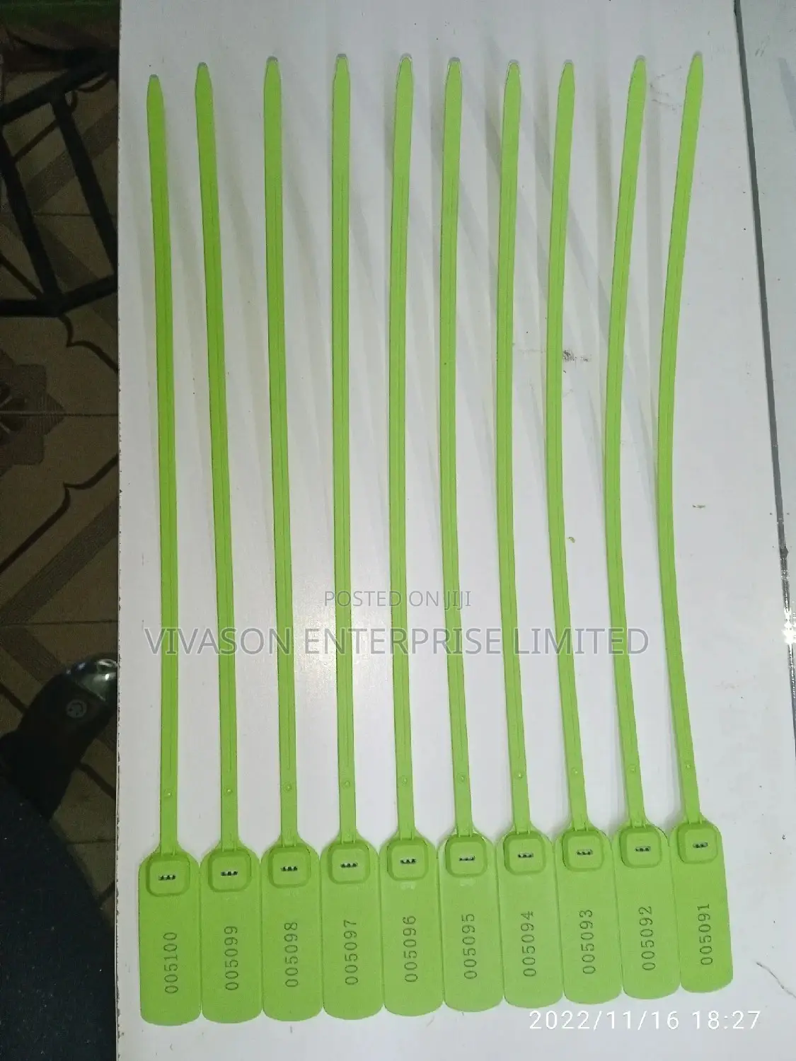 Flat Plastic Seals 40cm.