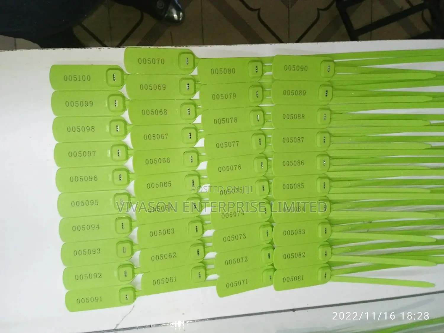 Flat Plastic Seals 40cm.
