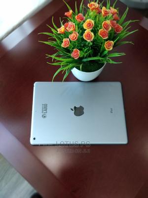 Apple iPad Air 32 GB Gray - main view