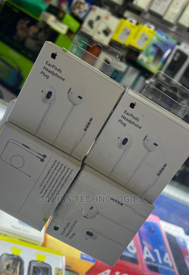Apple Wired Earphones. - thumbnail 2