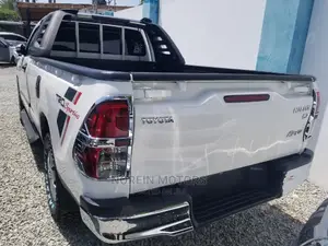 Toyota Hilux SR 4x4 2015 White
