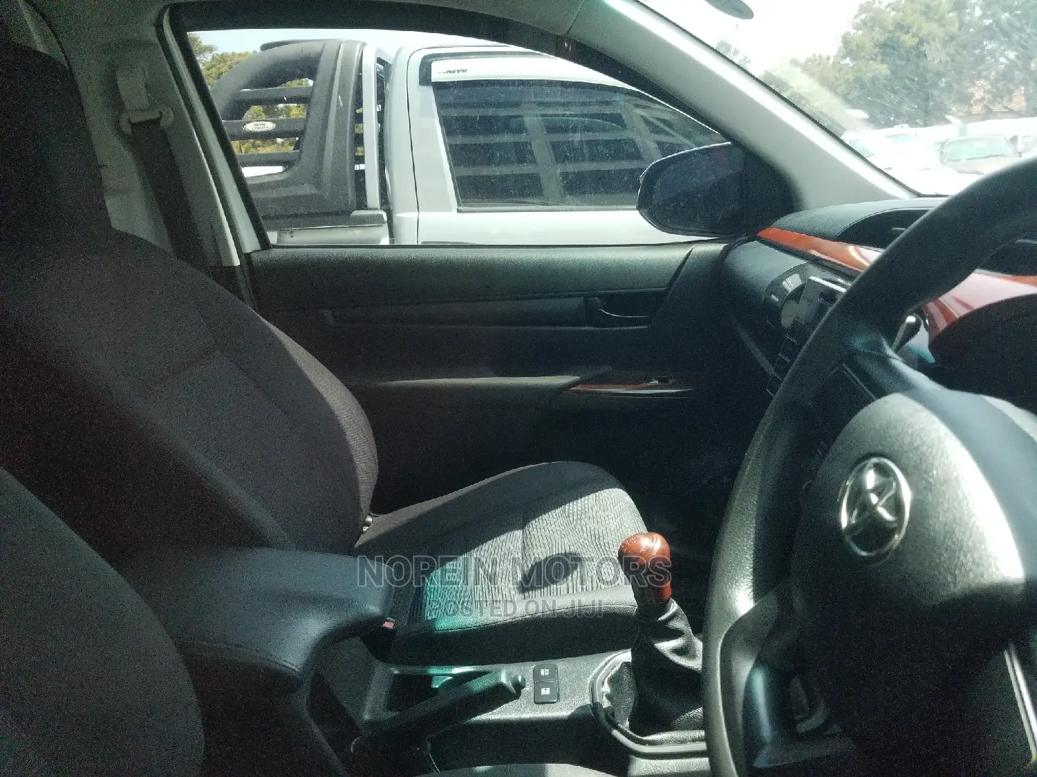 Toyota Hilux SR 4x4 2015 White