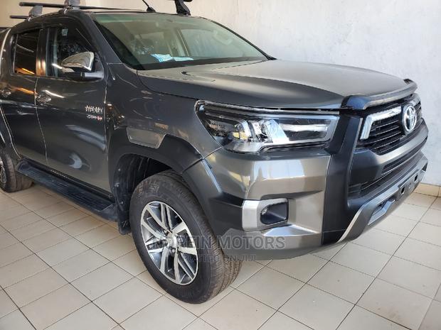 Toyota Hilux 2016 Brown - thumbnail 2