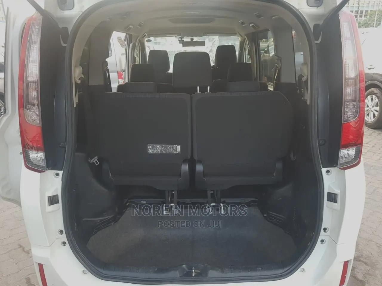 Toyota Esquire 2015 Off White