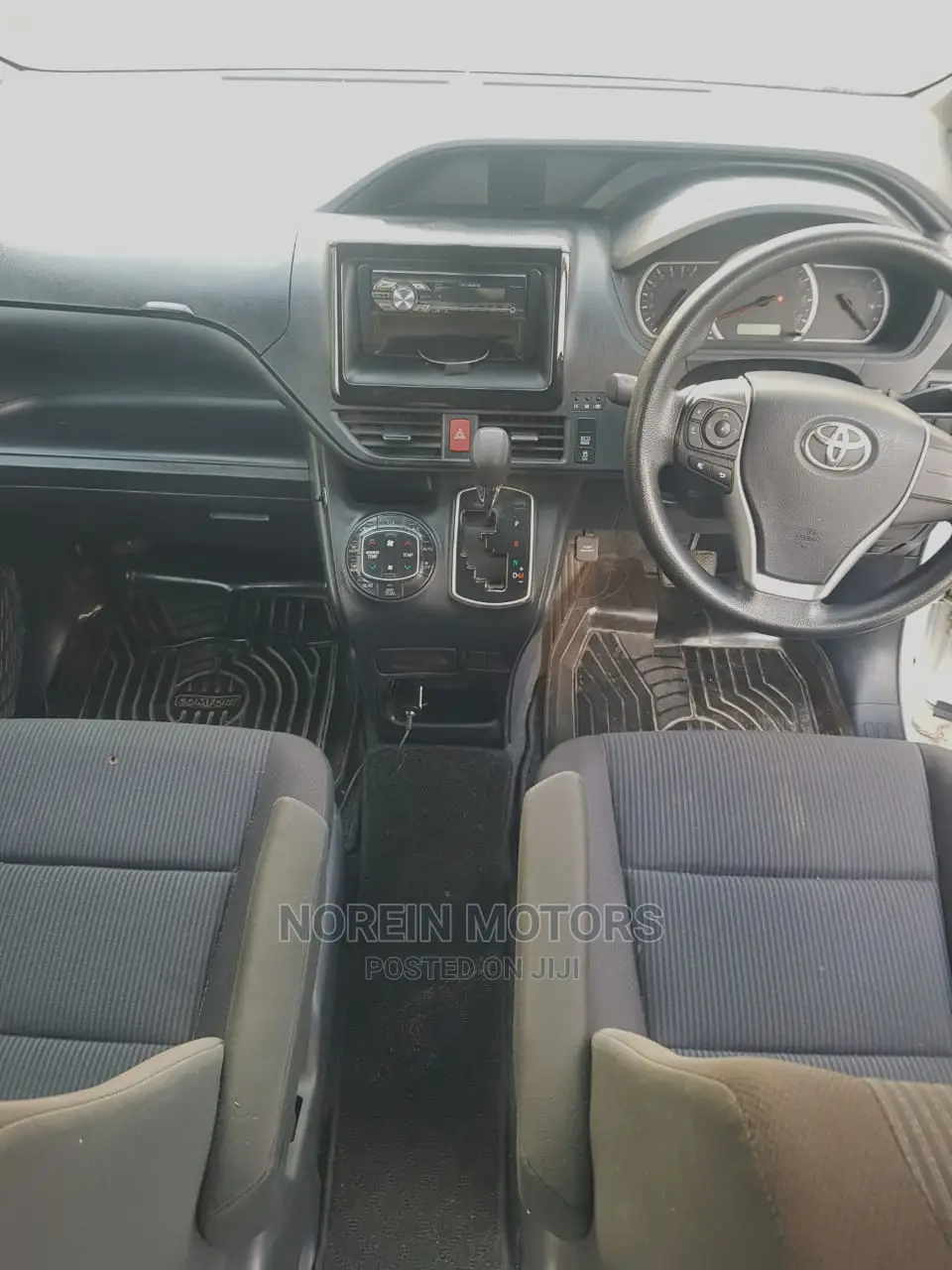Toyota Esquire 2015 Off White